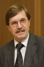 Der ehemalige Staatsrat Dr. Arnold Knigge vor dem Klinik-Untersuchungsausschuss.     Foto: khl
